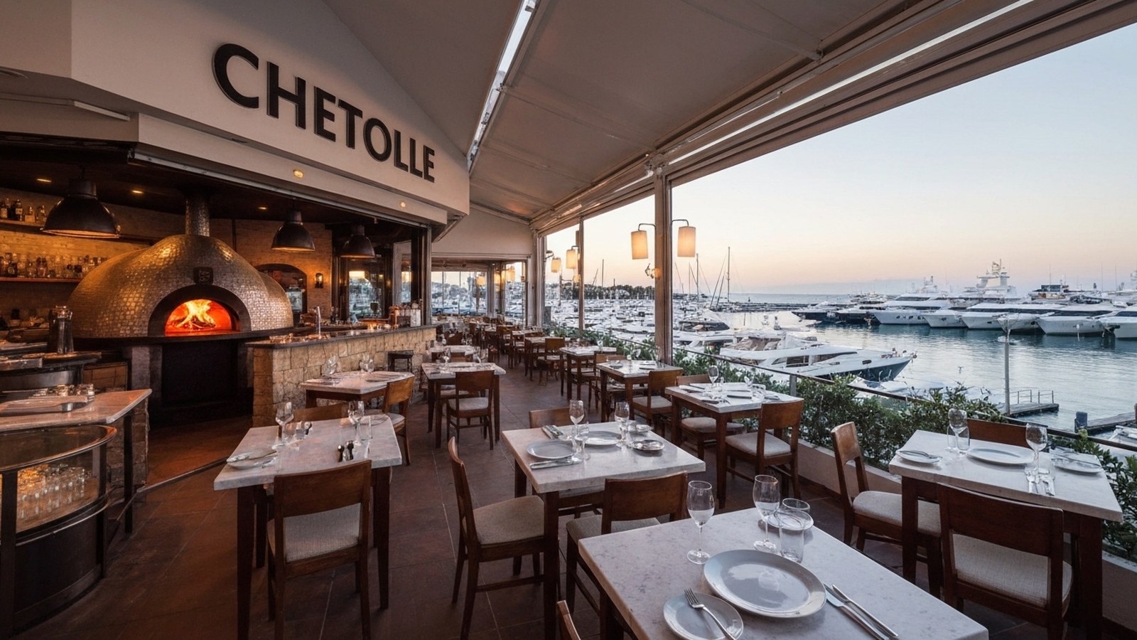 Vista panorámica del restaurante CHETOLLE en Marbella, con su encantadora terraza frente al puerto.